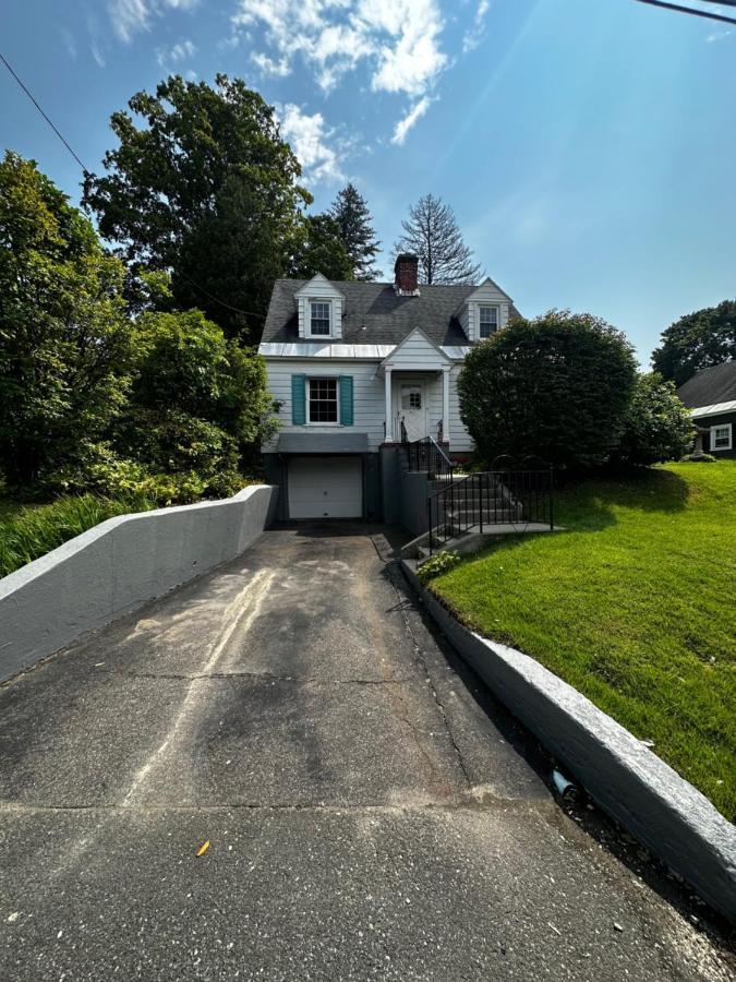 Cute Cape Cod Style Home Pittsfield Bagian luar foto